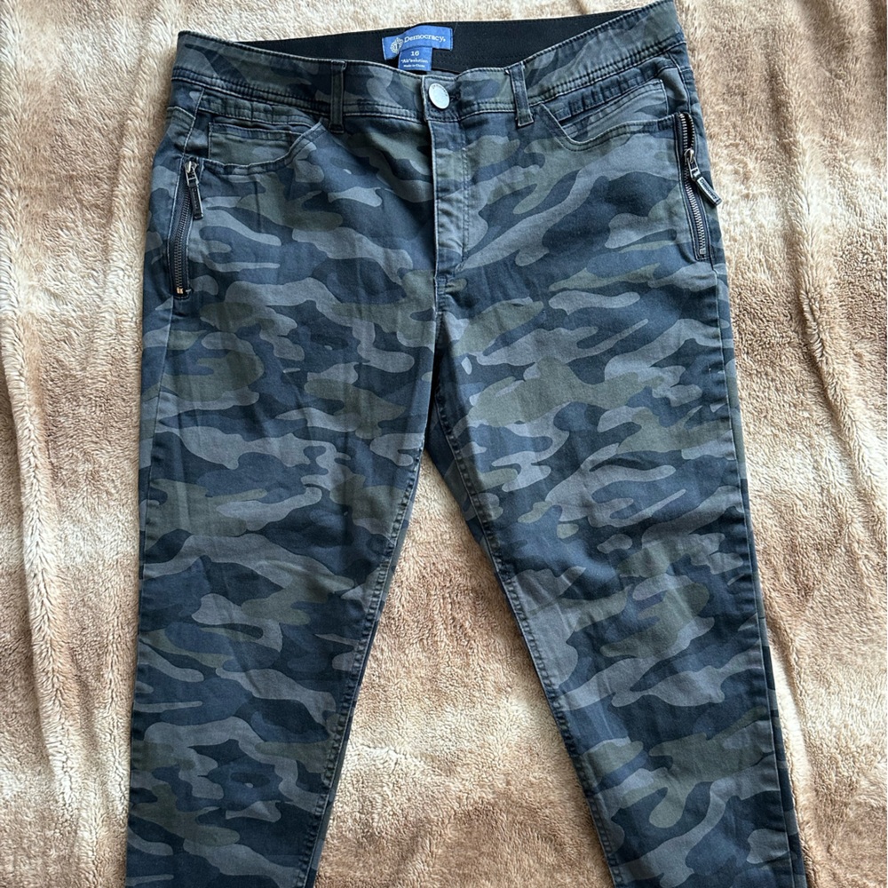 Democracy camo jeggings size 16